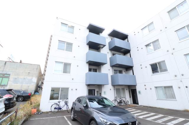 建物外観　鉄筋４階建て♪