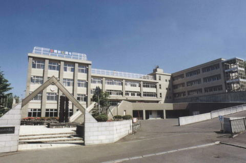 中学校　札幌市立稲穂中学校（中学校）まで345m