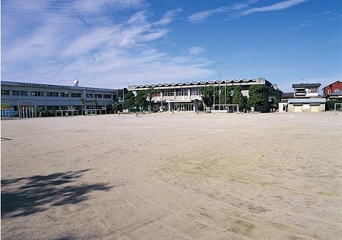 小学校　粕屋町立仲原小学校（小学校）まで563m