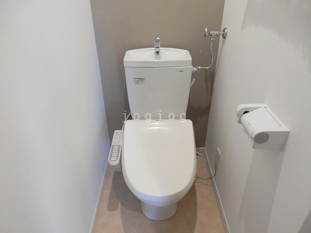 トイレ　嬉しい温水洗浄便座付きのトイレです。