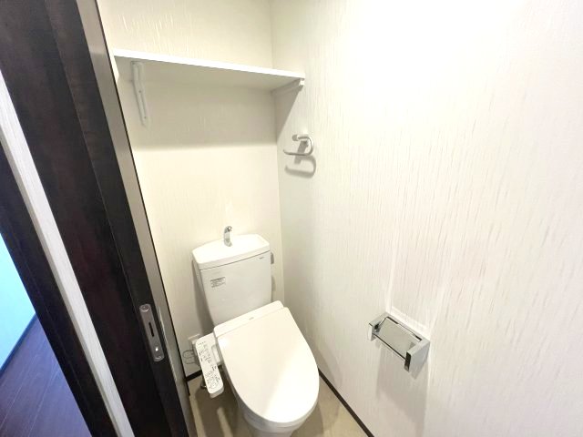 トイレ　写真は、他部屋の反転間取りとなっております。
