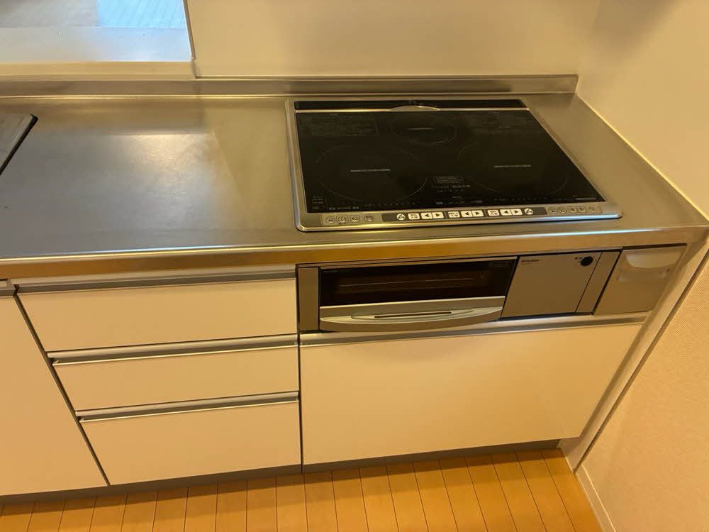 キッチン　ＩＨコンロ３口ついたシステムキッチンです。