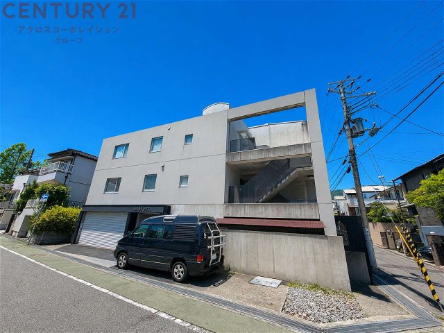 建物外観　オートロックで外部の人間が簡単に出入りできないため安心です♪