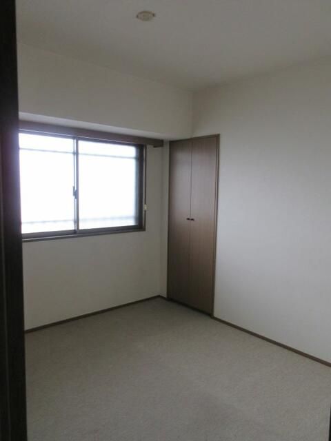 その他　落ち着いた色調の寝室です