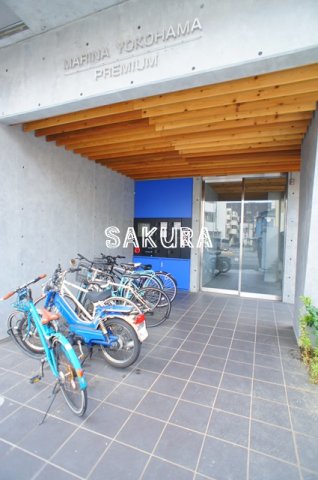 エントランス　重厚感のある建物デザイン♪