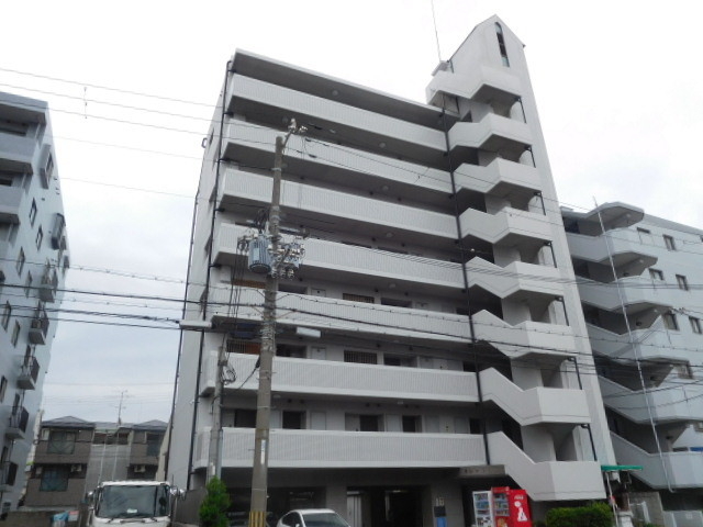 建物外観　建物タイル張りでしっかりしております