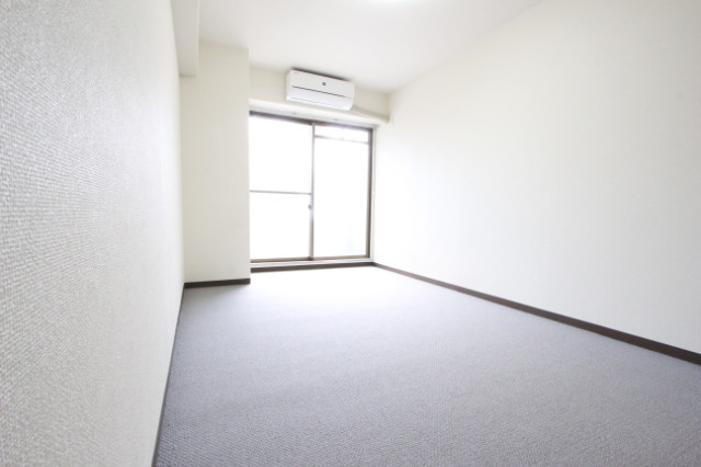 居室・リビング　角部屋で風通りのいいお部屋です。