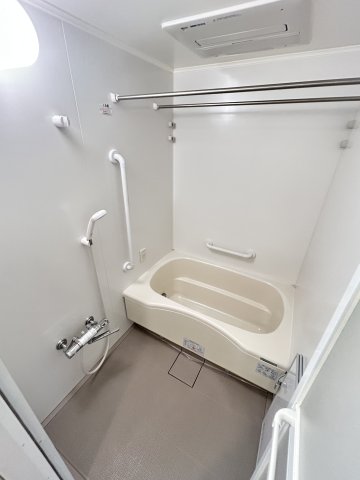 バス・シャワールーム　コンパクトで使いやすいお風呂です