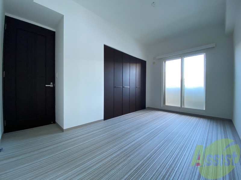 その他部屋・スペース　寝室はこちらです。光が差し込む、温かみのあるお部屋です。
