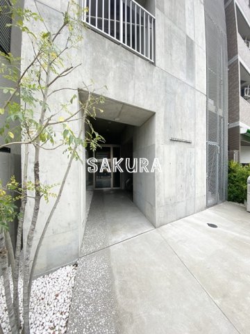 エントランス　重厚感のある建物デザイン♪