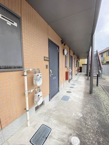 建物外観　一階通路