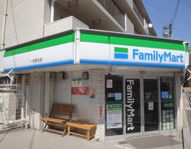 コンビニ　ファミリーマート（コンビニ）まで670m