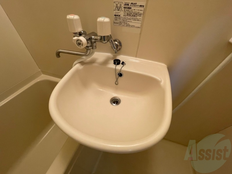 洗面設備　ユニットバス内の洗面台です。朝の身支度もスムーズです。