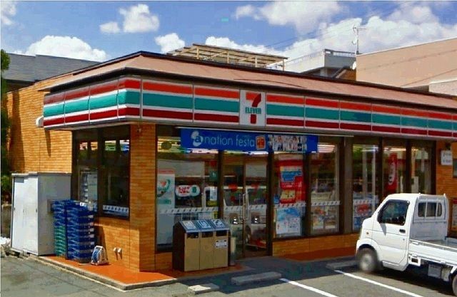 コンビニ　セブンイレブン亀岡駅前店（コンビニ）まで400m