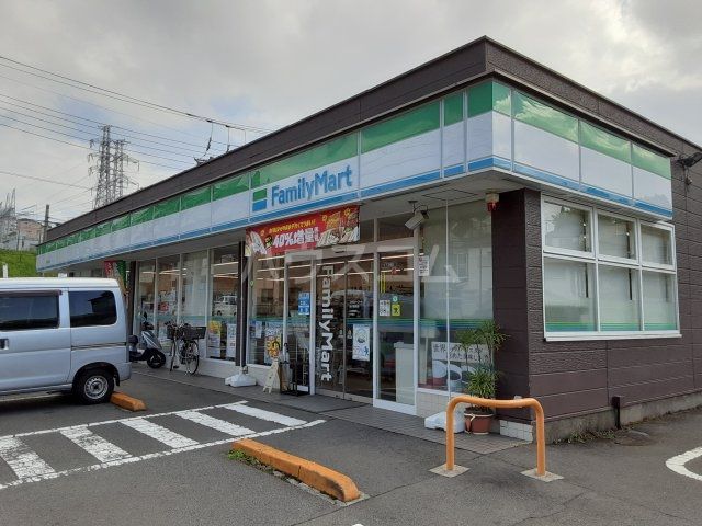 コンビニ　ファミリーマート金沢富岡店（コンビニ）まで50m