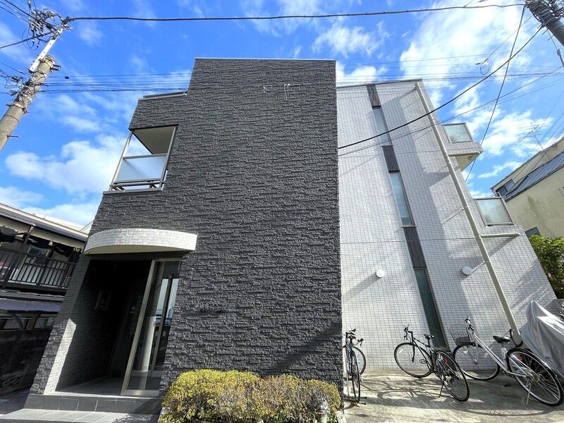 建物外観　バス停まで160ｍ（約2分）バス利用がとても便利なお部屋です