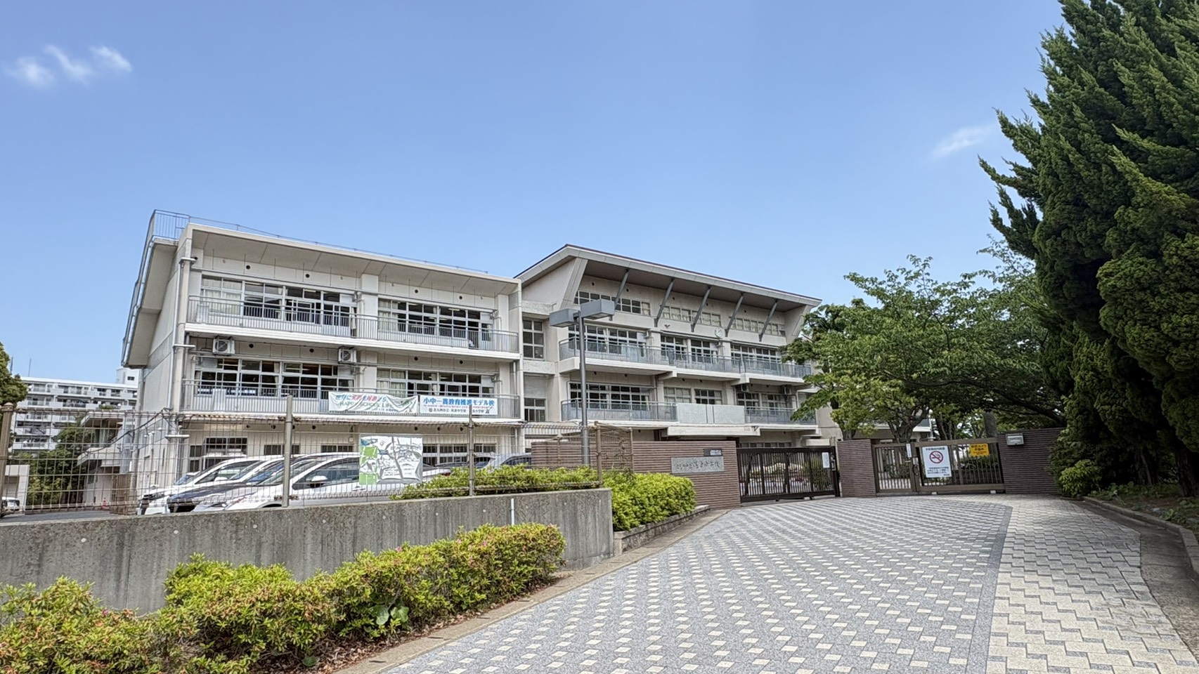 中学校　北九州市立尾倉中学校（中学校）まで900m