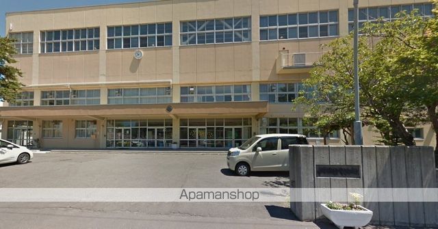 中学校　札幌市立新川中学校（中学校）まで321m