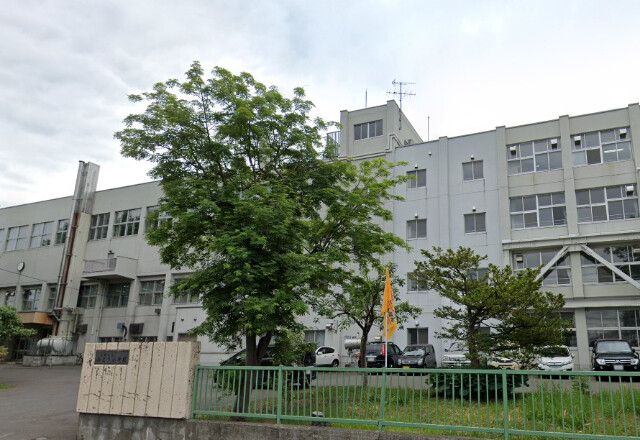 小学校　札幌市立みどり小学校（小学校）まで207m