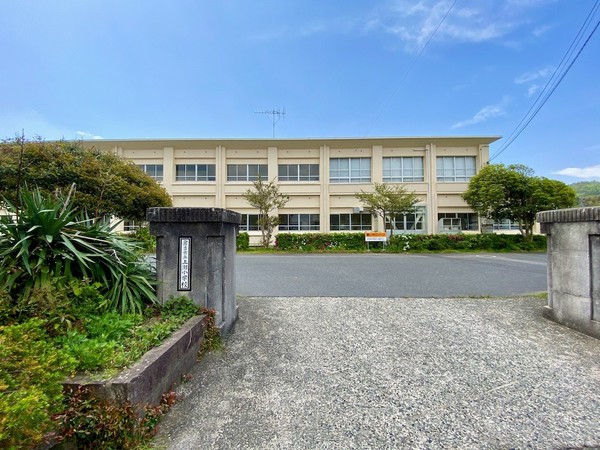 小学校　倉吉市立上灘小学校（小学校）まで540m