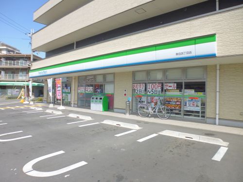 コンビニ　ファミリーマート魚住四丁目店（コンビニ）まで303m