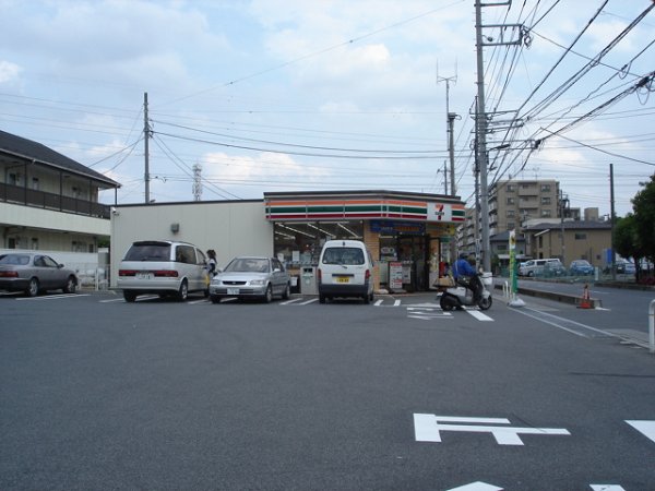 コンビニ　セブンイレブン（コンビニ）まで527m