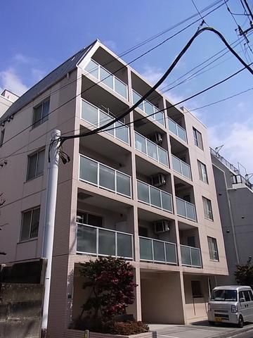 建物外観　総タイル貼りの重厚感あふれる外観