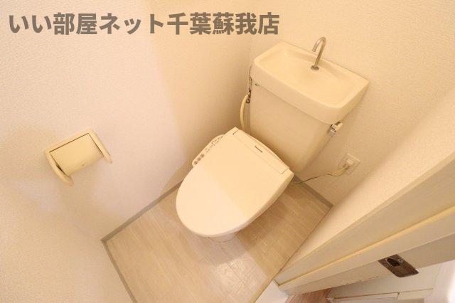 トイレ　落ち着いた色調のトイレです