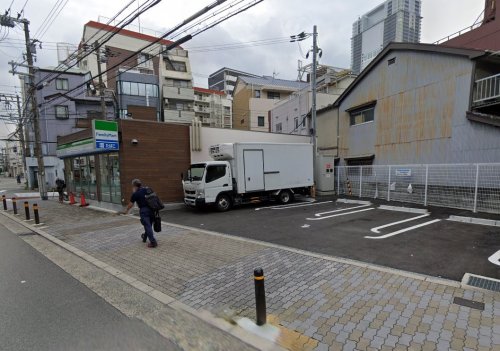 コンビニ　ファミリーマート 中津三丁目店（コンビニ）まで290m
