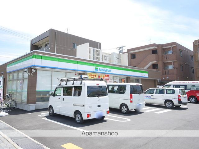 コンビニ　ファミリーマート（コンビニ）まで300m