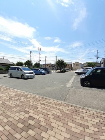駐車場　駐車場に車を止められます
