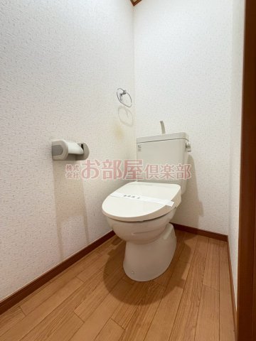 トイレ　落ち着いた色調のトイレです