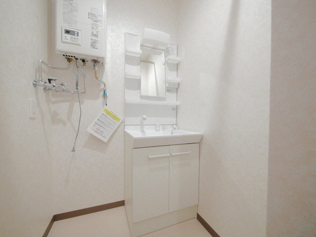 洗面設備　忙しい朝にうれしいシャンプードレッサー付きです♪