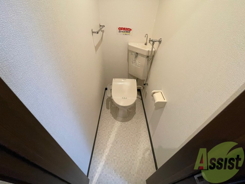 トイレ　ウォシュレット機能がついたトイレです。安心して使用できます。