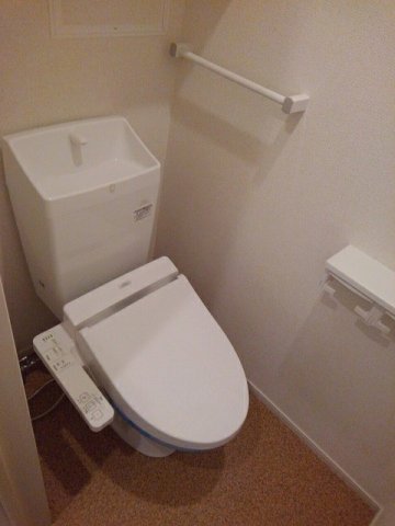 トイレ　落ち着いた色調のトイレです