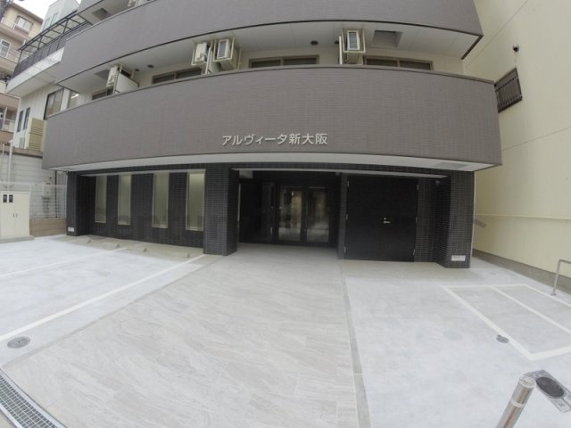 地下鉄御堂筋線 西中島南方駅 徒歩12分 8階建 築10年の外観写真