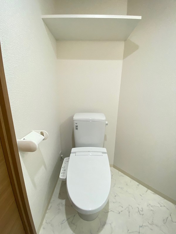 トイレ　（参考写真）同じ間取の別のお部屋です