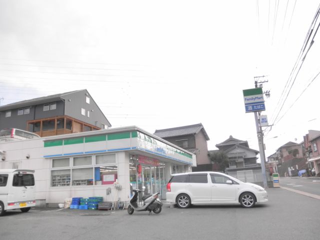 コンビニ　ファミリーマート（コンビニ）まで20m