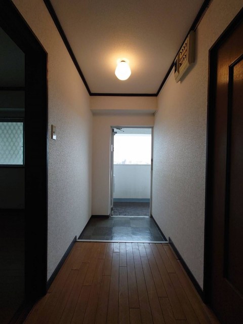 玄関　同物件別部屋の写真です。現状優先