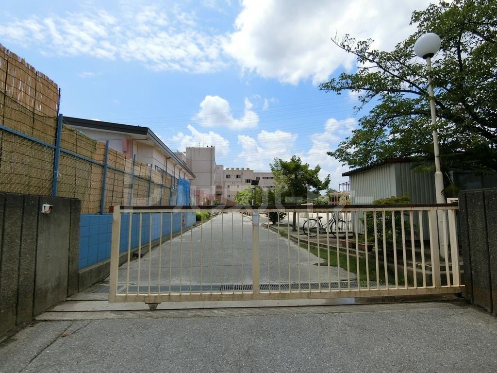 小学校　越谷市立宮本小学校（小学校）まで240m