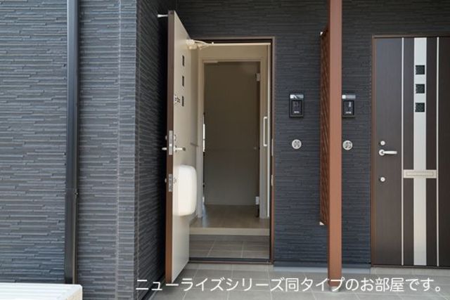 ＪＲ横浜線 橋本駅 バス乗車時間：24分 最寄りバス停で下車 徒歩5分 2階建 新築の玄関写真