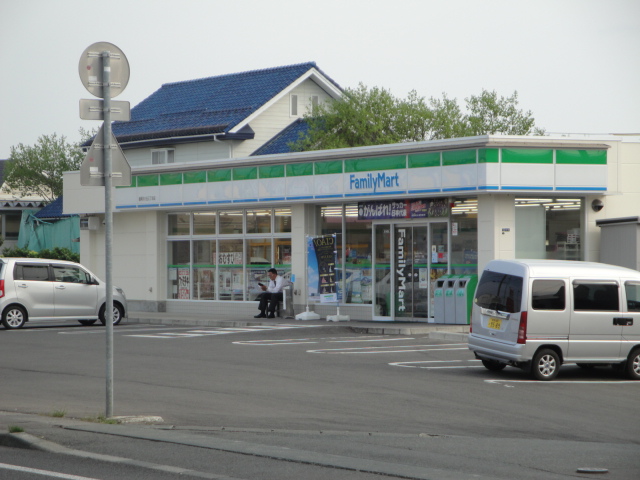 コンビニ　ファミリーマート（コンビニ）まで539m