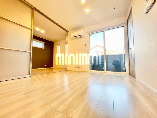 居室・リビング　同一建物内１０１号室内装写真転載