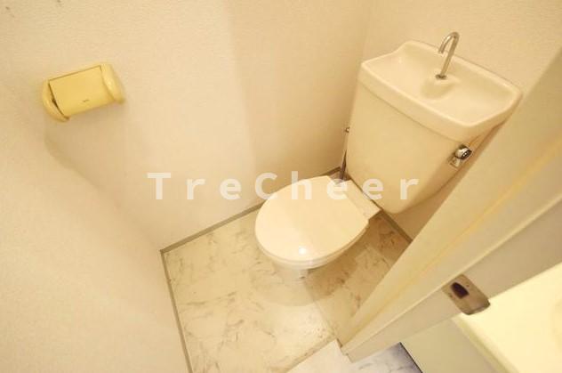 小田急線 狛江駅 徒歩7分 2階建 築35年のトイレ写真