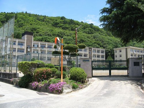 中学校　神戸市立山田中学校（中学校）まで739m
