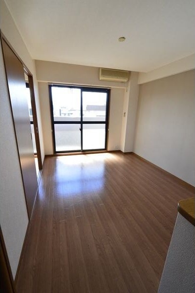 ＪＲ関西本線 春田駅 徒歩7分 3階建 築24年の居間写真