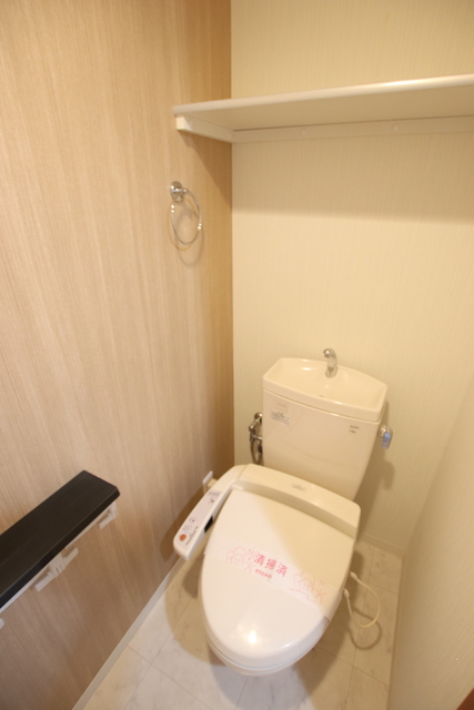 トイレ　木目調クロスが優しい雰囲気のトイレ