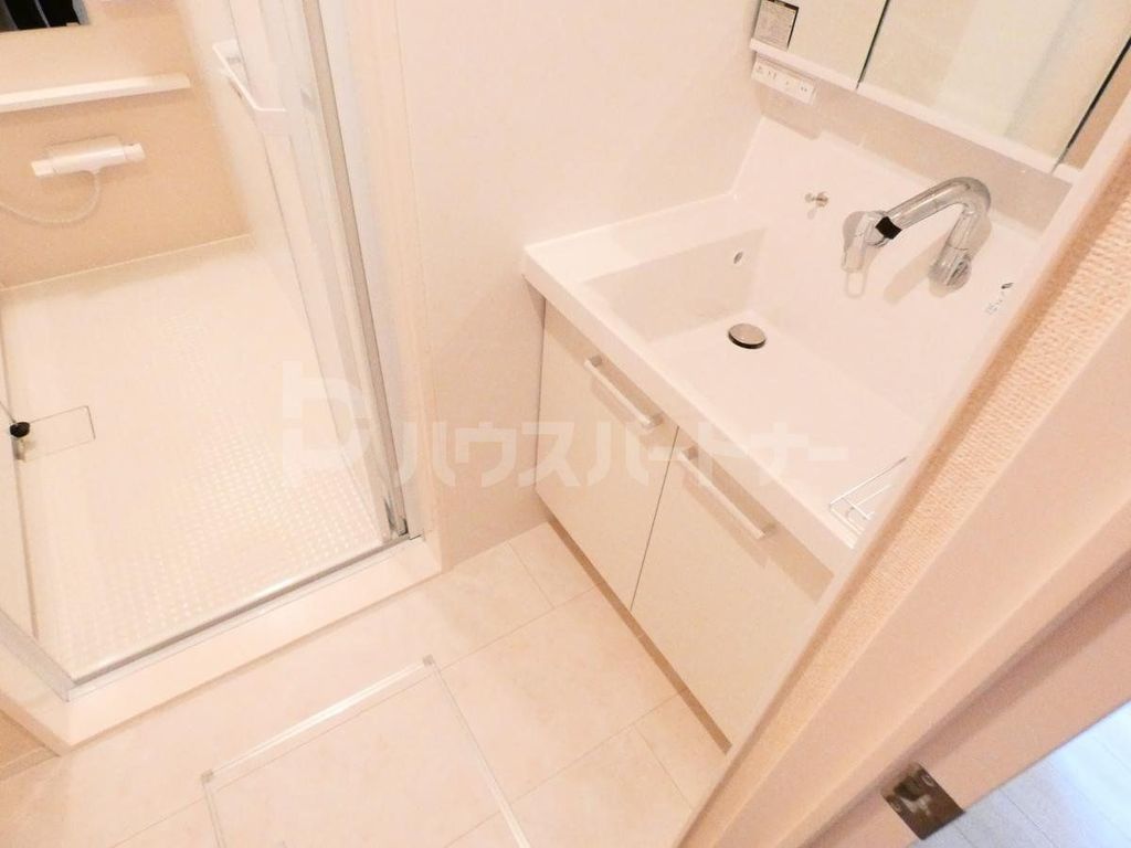 洗面設備　同型の内装写真です。