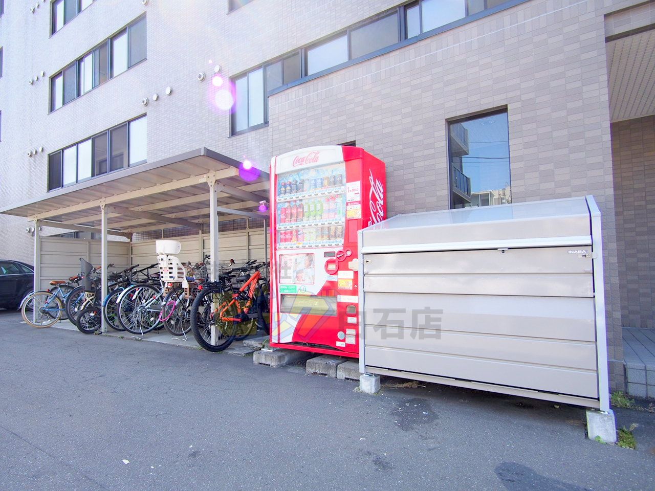 その他　敷地内に屋根付き駐輪場と専用ごみステーション完備しています♪