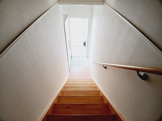 メゾンKT13号館の玄関写真